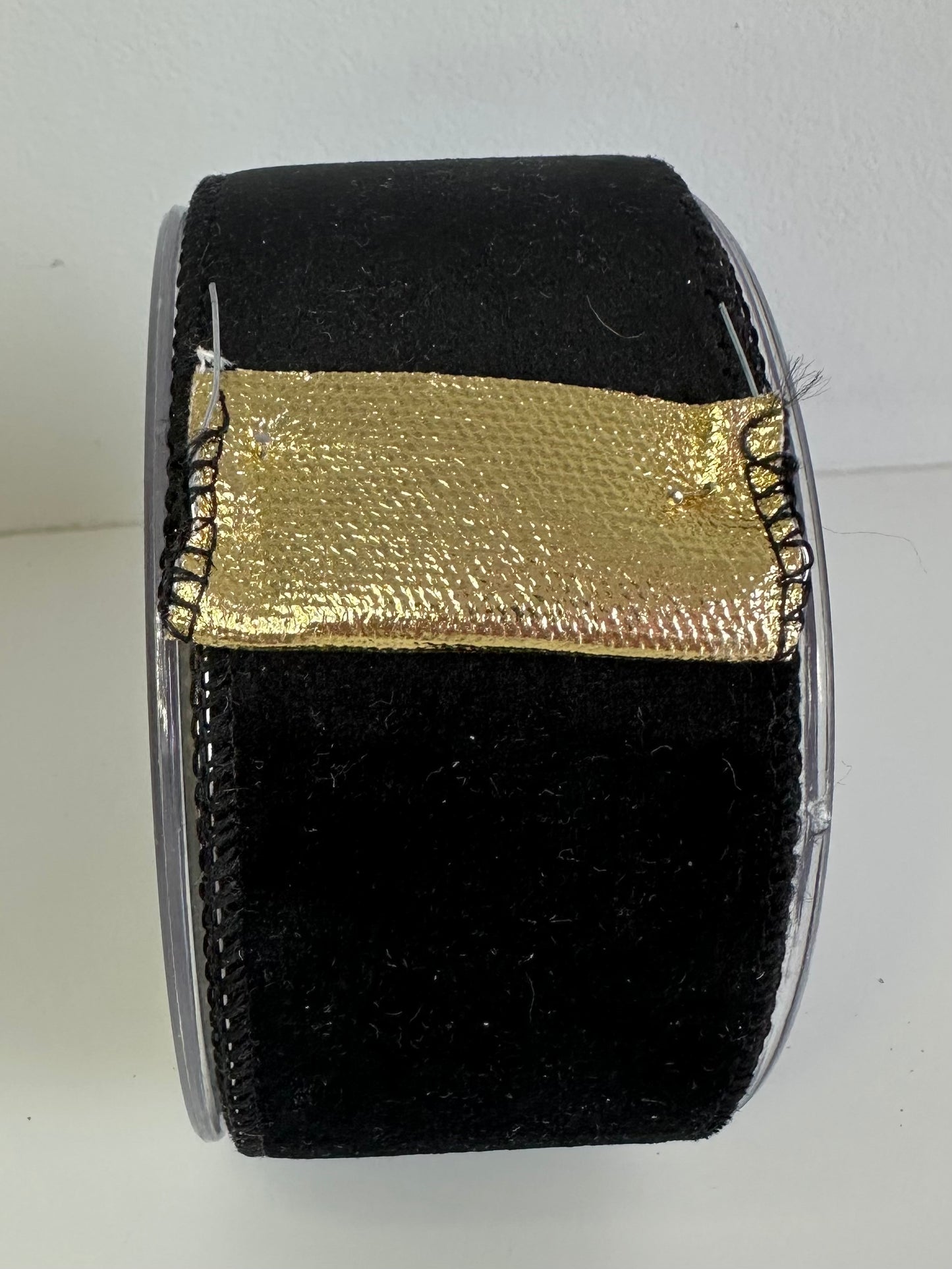 Zwart luxueus velvet lint met goud afgewerkt