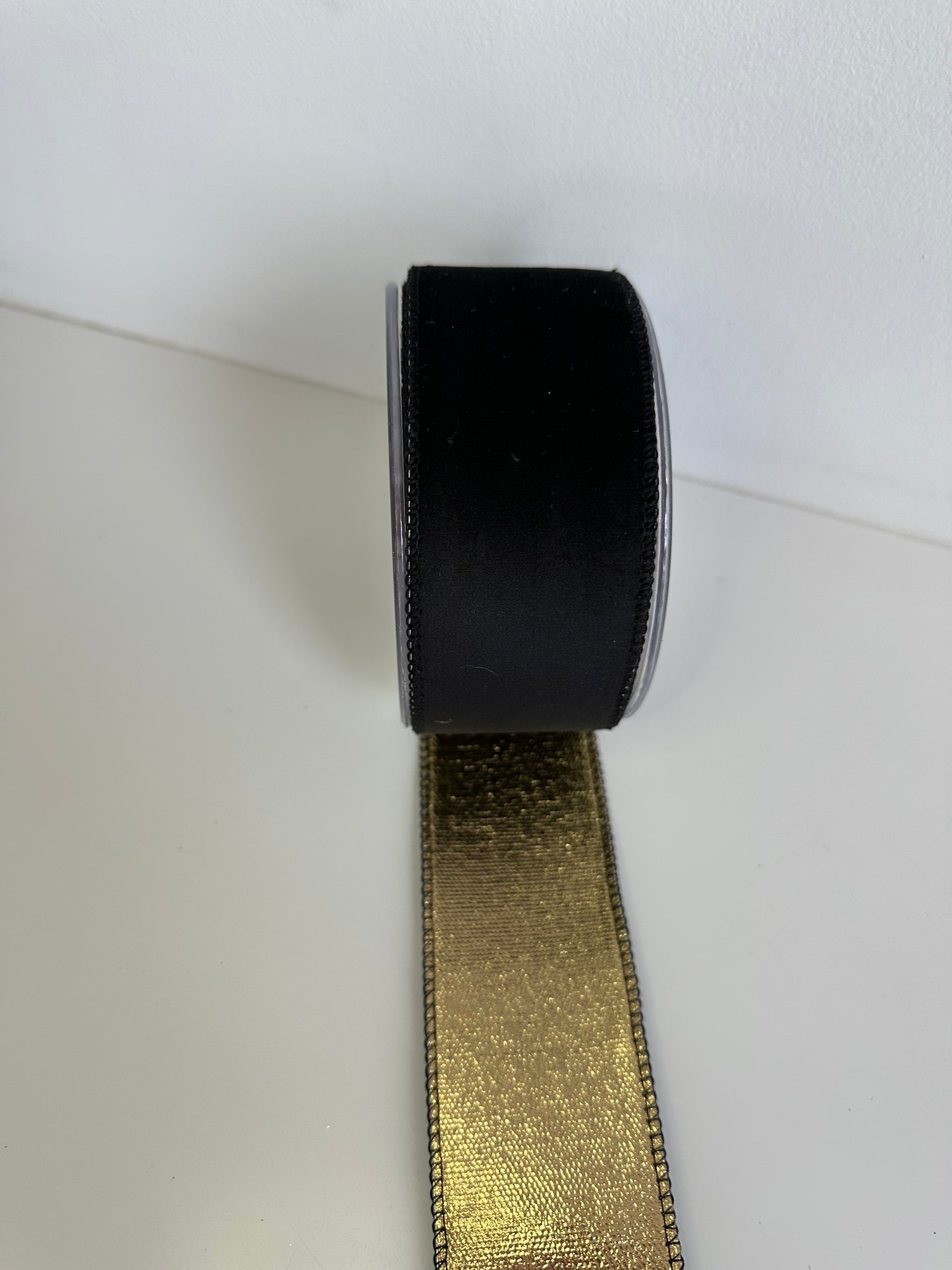 Zwart luxueus velvet lint met goud afgewerkt