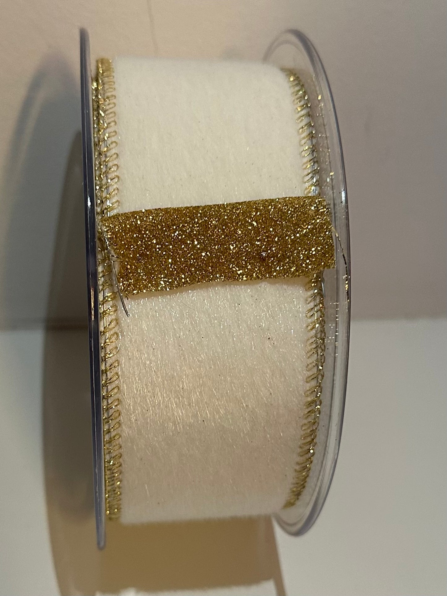 Wit luxueus velvet lint met goud afgewerkt