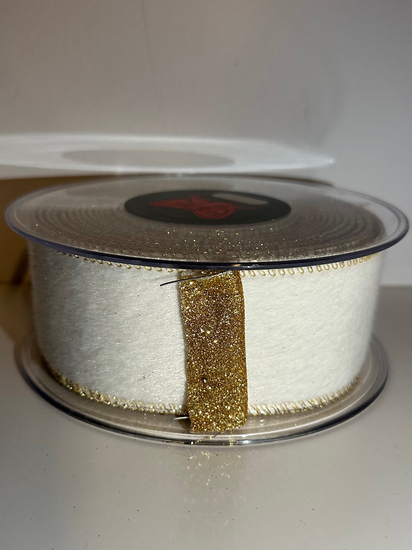 Wit luxueus velvet lint met goud afgewerkt