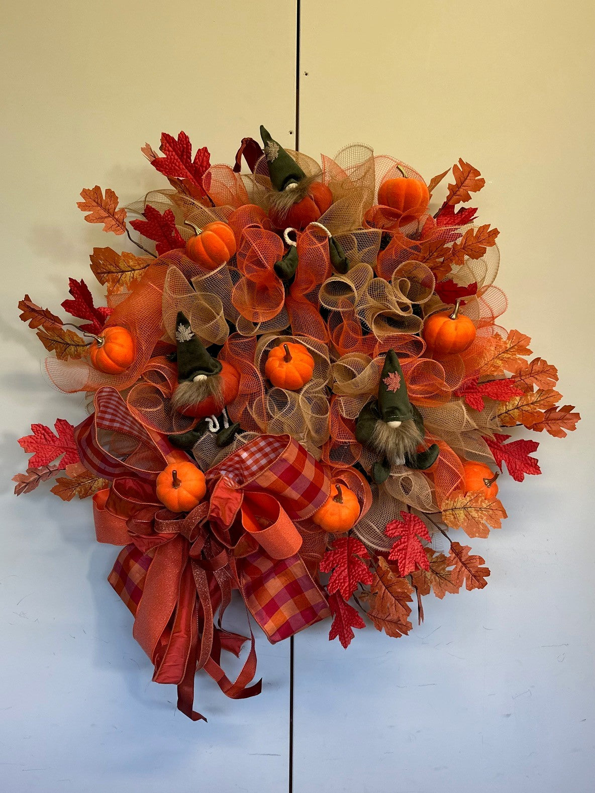 Herfskrans in oranje titen met pompoenen en kabouters