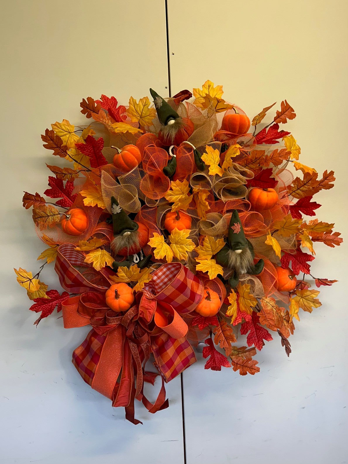 Herfskrans in oranje titen met pompoenen en kabouters