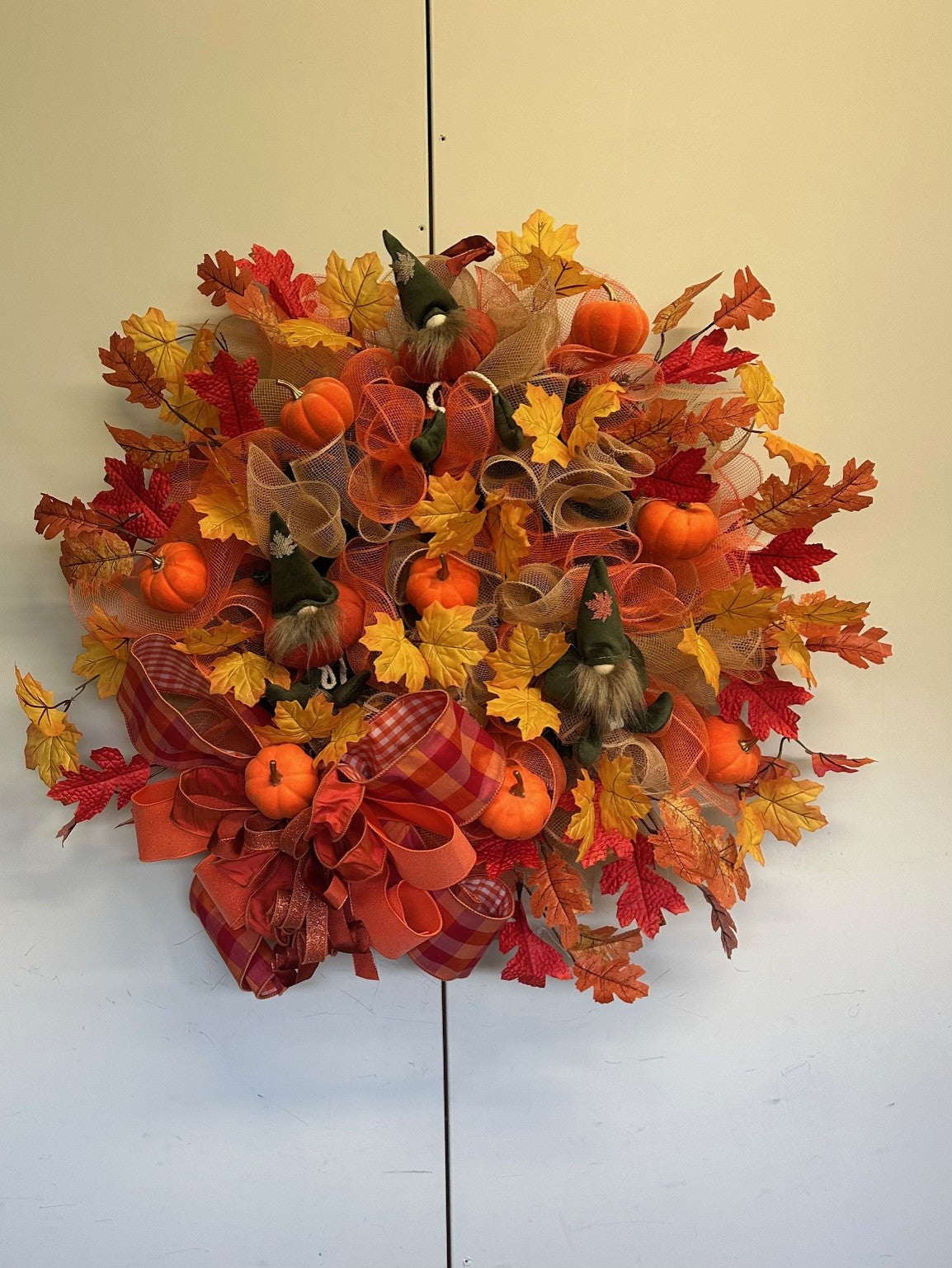 Herfskrans in oranje titen met pompoenen en kabouters